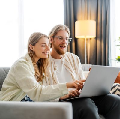 pokój, kanapa, kobieta i mężczyzna, laptop