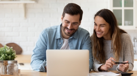 Mężczyzna z kobietą przy komputerze