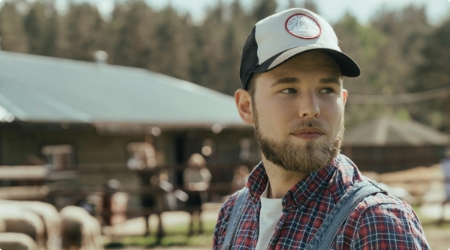 Mężczyzna w czapce z daszkiem