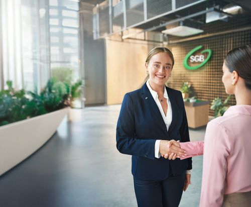 Pferta Bliżej firm-dwie kobiety w banku